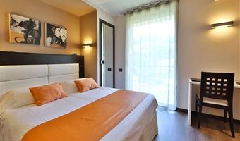 1 queensize-bett, blick auf den garten, balkon