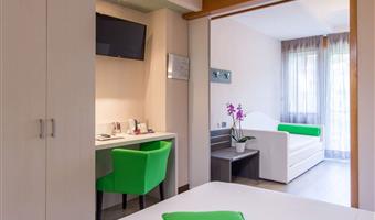 1 queensize-bett, blick auf den garten, balkon