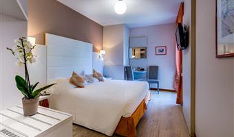 1 queensize-bett, meerblick