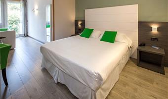 1 queensize- und 1 einzelbett, blick auf den garten, balkon