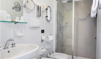 1 queensize- und 1 einzelbett, blick auf den garten, balkon