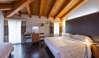dreibettzimmer, 1 kingsize-bett, sofa-einzelbett