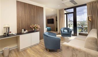 1 kingsize-bett und 1 doppelschlafsofa, nichtraucherzimmer, junior suite, oberste etage, blick auf die stadt