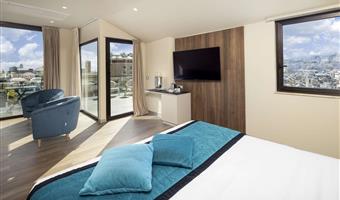 1 kingsize-bett und 1 doppelschlafsofa, nichtraucherzimmer, junior suite, oberste etage, blick auf die stadt