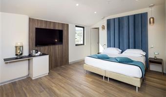 1 kingsize-bett und 1 doppelschlafsofa, nichtraucherzimmer, junior suite, oberste etage, blick auf die stadt