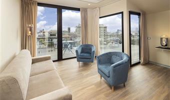 1 kingsize-bett und 1 doppelschlafsofa, nichtraucherzimmer, junior suite, oberste etage, blick auf die stadt