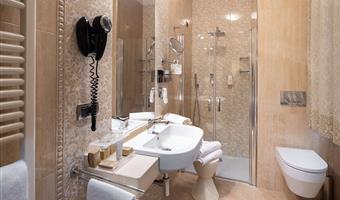 1 queensize-bett, junior-suite, kostenloses internet