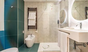 1 kingsize-bett, 1 einzelbett, dreierzimmer