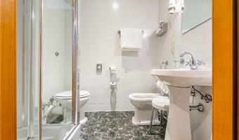 1 kingsize-bett 2 einzelbetten, familienzimmer