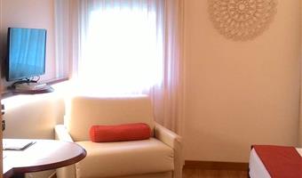 1 kingsize-bett, dreibettzimmer mit sofa-einzelbett