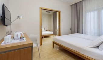 1 kingsize-bett 2 einzelbetten, familienzimmer, zimmer für max.<br /><br />2 erwachsene und bis zu 2 kinder buchbar, zwei schlafzimmer, ein badezimmer