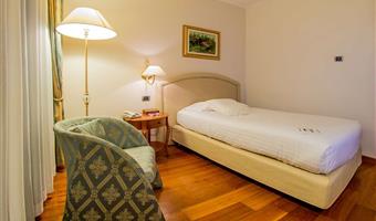 1 einzelbett, frenchsize-bett, economy, behindertengerechtes badzimmer