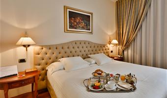 1 queensize-bett, executive-zimmer, bademäntel und hausschuhe, handtuch