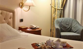 1 queensize-bett, executive-zimmer, bademäntel und hausschuhe, handtuch