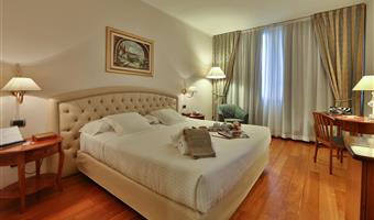 1 queensize-bett, executive-zimmer, bademäntel und hausschuhe, handtuch