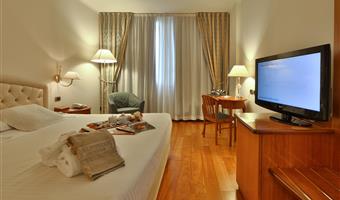 1 queensize-bett, executive-zimmer, bademäntel und hausschuhe, handtuch