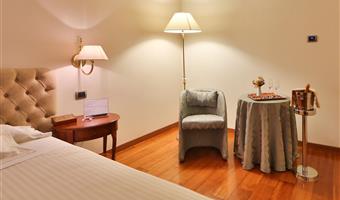 1 queensize-bett, executive-zimmer, bademäntel und hausschuhe, handtuch