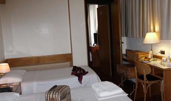1 kingsize-bett 2 einzelbetten, familienzimmer, 2 verbindungszimmer, terrasse