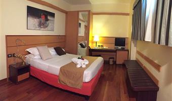 1 queensize-bett, economy-zimmer im nebengebäude, dachfenster