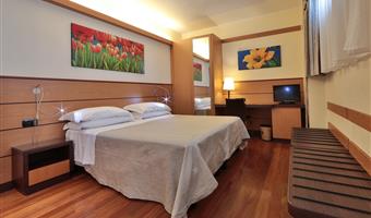 1 queensize-bett, economy-zimmer im nebengebäude, dachfenster