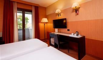 standard doppelzimmer mit 2 einzelbetten, ca.<br /><br />22qm - kostenloses wifi, wasserkocher, 2 flaschen wasser, minibar, safe, lcd-tv