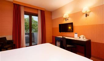 standard doppelzimmer mit doppelbett, ca.<br /><br />22qm - gratis wifi, wasserkocher, 2 flaschen wasser, minibar, safe, lcd-tv