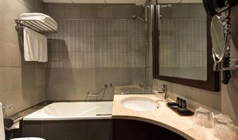 standard doppelzimmer mit doppelbett, ca.<br /><br />22qm - gratis wifi, wasserkocher, 2 flaschen wasser, minibar, safe, lcd-tv