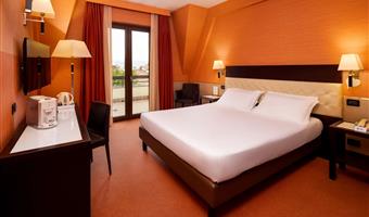 superior-zimmer mit doppelbett, ca.<br /><br />22qm - panorama-balkon, 5.<br /><br />stock, kostenloses wlan, bademantel und hausschuhe, wasserkocher, kostenlose minibar mit snacks und alkoholfreien getränken, segafredo-maschine, safe, lcd-tv