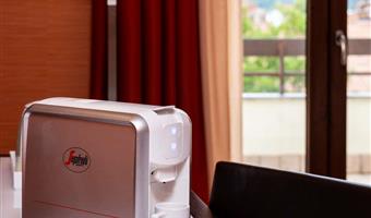 superior-zimmer mit doppelbett, ca.<br /><br />22qm - panorama-balkon, 5.<br /><br />stock, kostenloses wlan, bademantel und hausschuhe, wasserkocher, kostenlose minibar mit snacks und alkoholfreien getränken, segafredo-maschine, safe, lcd-tv