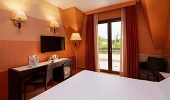 superior-zimmer mit doppelbett, ca.<br /><br />22qm - panorama-balkon, 5.<br /><br />stock, kostenloses wlan, bademantel und hausschuhe, wasserkocher, kostenlose minibar mit snacks und alkoholfreien getränken, segafredo-maschine, safe, lcd-tv