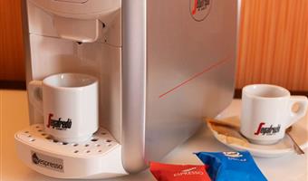 superior-zimmer mit doppelbett, ca.<br /><br />22qm - panorama-balkon, 5.<br /><br />stock, kostenloses wlan, bademantel und hausschuhe, wasserkocher, kostenlose minibar mit snacks und alkoholfreien getränken, segafredo-maschine, safe, lcd-tv