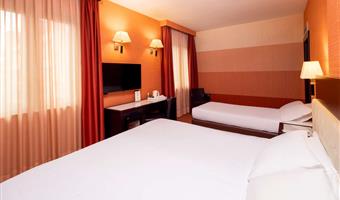 standard dreibettzimmer mit 1 doppelbett und 1 einzelbett, ca.<br /><br />28qm - gratis wifi, wasserkocher, 2 flaschen wasser, minibar, safe, lcd-tv