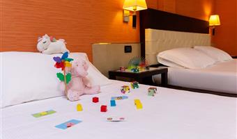 standard dreibettzimmer mit 1 doppelbett und 1 einzelbett, ca.<br /><br />28qm - gratis wifi, wasserkocher, 2 flaschen wasser, minibar, safe, lcd-tv