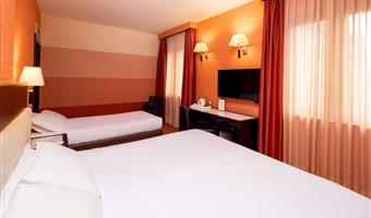 standard dreibettzimmer mit 1 doppelbett und 1 einzelbett, ca.<br /><br />28qm - gratis wifi, wasserkocher, 2 flaschen wasser, minibar, safe, lcd-tv