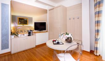 1 queensize-bett, nichtraucher, junior-suite, zwei sofabetten für 1, balkon, sea view, lounge-bereich