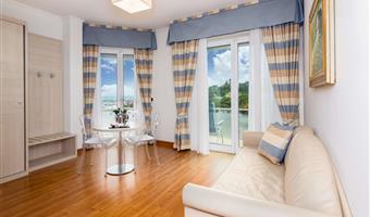 1 queensize-bett, nichtraucher, junior-suite, zwei sofabetten für 1, balkon, sea view, lounge-bereich