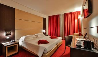 1 queen-size-bett, 2 einzelbetten, familienzimmer, 52 qm, 2 verbindungsräume, zwei bäder, nichtraucher-zimmer, schallisolierung, wi-fi