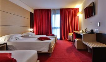 1 queen-size-bett, 2 einzelbetten, familienzimmer, 52 qm, 2 verbindungsräume, zwei bäder, nichtraucher-zimmer, schallisolierung, wi-fi