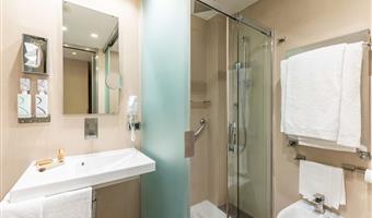 1 kingsize-bett, 1 einzelbett, comfort dreibettzimmer, wi-fi, kaffeemaschine und wasserkocher, bademantel und hausschuhe