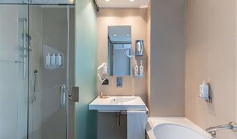 1 kingsize-bett, comfort zimmer, einzelbetten auf anfrage, wi-fi, kaffeemaschine und wasserkocher, bademantel und hausschuhe