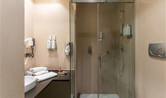 1 doppelbett, kleines zimmer, französisches bett, wi-fi, kaffeemaschine und wasserkocher, bademantel und hausschuhe