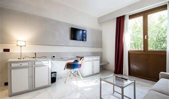 suite - 1 queensize-bett, nichtraucher, separates gebäude, wohnbereich, sofabett, 2 fernseher mit flachbildschirm