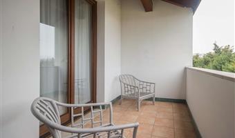 apartment - 2 queensize-betten, separates gebäude, zwei ebenen, zwei schlafzimmer, 2 badezimmer, sofabett, balkon