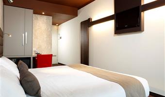1 kingsize-bett, comfort zimmer, blick auf den garten, terrasse, auf wunsch kann das zimmer auch mit zwei einzelbetten ausgestattet werden