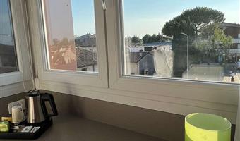 business-zimmer, 1 queensize-bett, nichtraucher, flat-screen-fernseher, blick auf die straße, parkettboden, new room