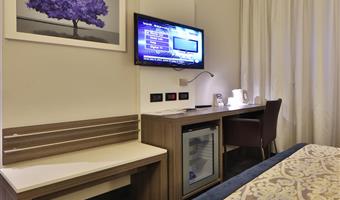 behindertengerechtes zimmer mit doppelbett, französische größe, barrierearm ausgestattet, rollstuhlgerechte dusche, standardzimmer, wasserkocher, nichtraucher