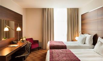 1 kingsize-bett 2 einzelbetten, familienzimmer, 2 verbindungszimmer