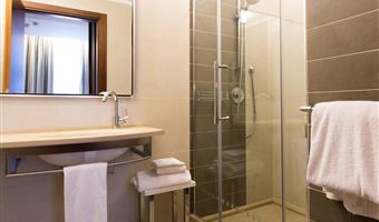 1 kingsize-bett 2 einzelbetten, familienzimmer, 2 verbindungszimmer