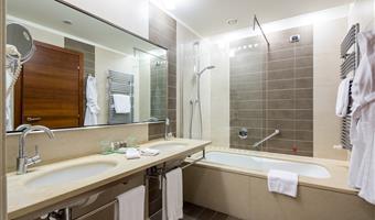 1 kingsize-bett 2 einzelbetten, familienzimmer, 2 verbindungszimmer