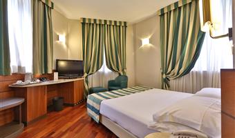 1 kingsize-bett 2 einzelbetten, familienzimmer, verbindungszimmer mit zwei bädern